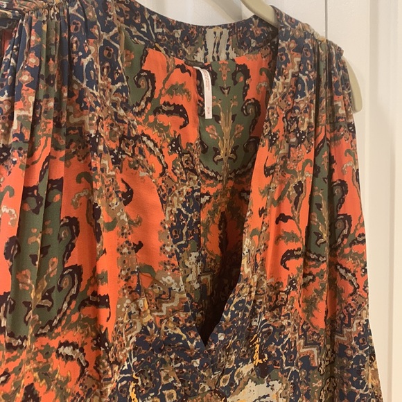 Free People Darcy Super-V Printed High-Low Top Size Medium - Picture 4 of 9